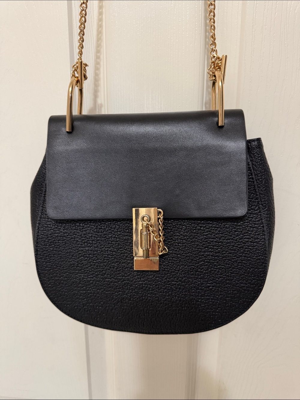 SLEEK INZI Black Crossbody Bag with Gold Chain Strap;Interior Pockets;Like New